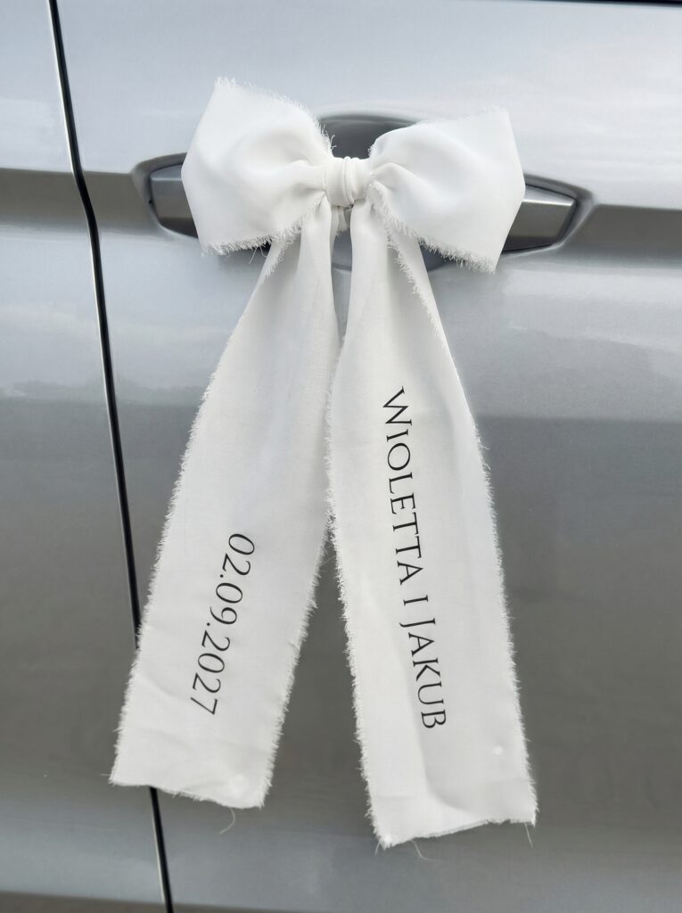 Personalizowana dekoracja auta do ślubu - biała kokarda na klamki z imionami