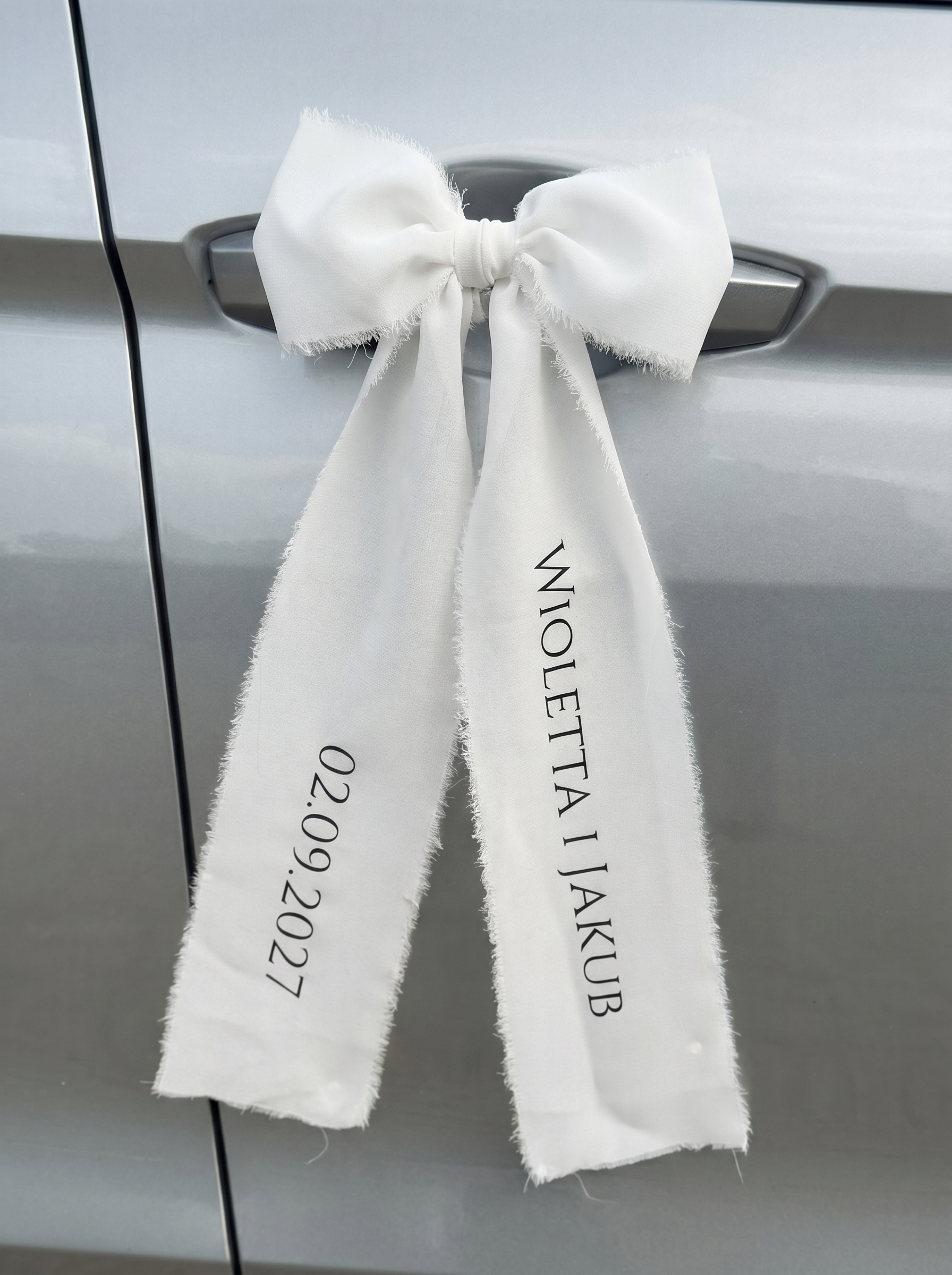 Personalizowana dekoracja auta do ślubu - biała kokarda na klamki z imionami