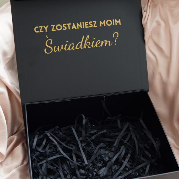 Czarny personalizowany box dla świadka z prośbą czy zostaniesz moim świadkiem