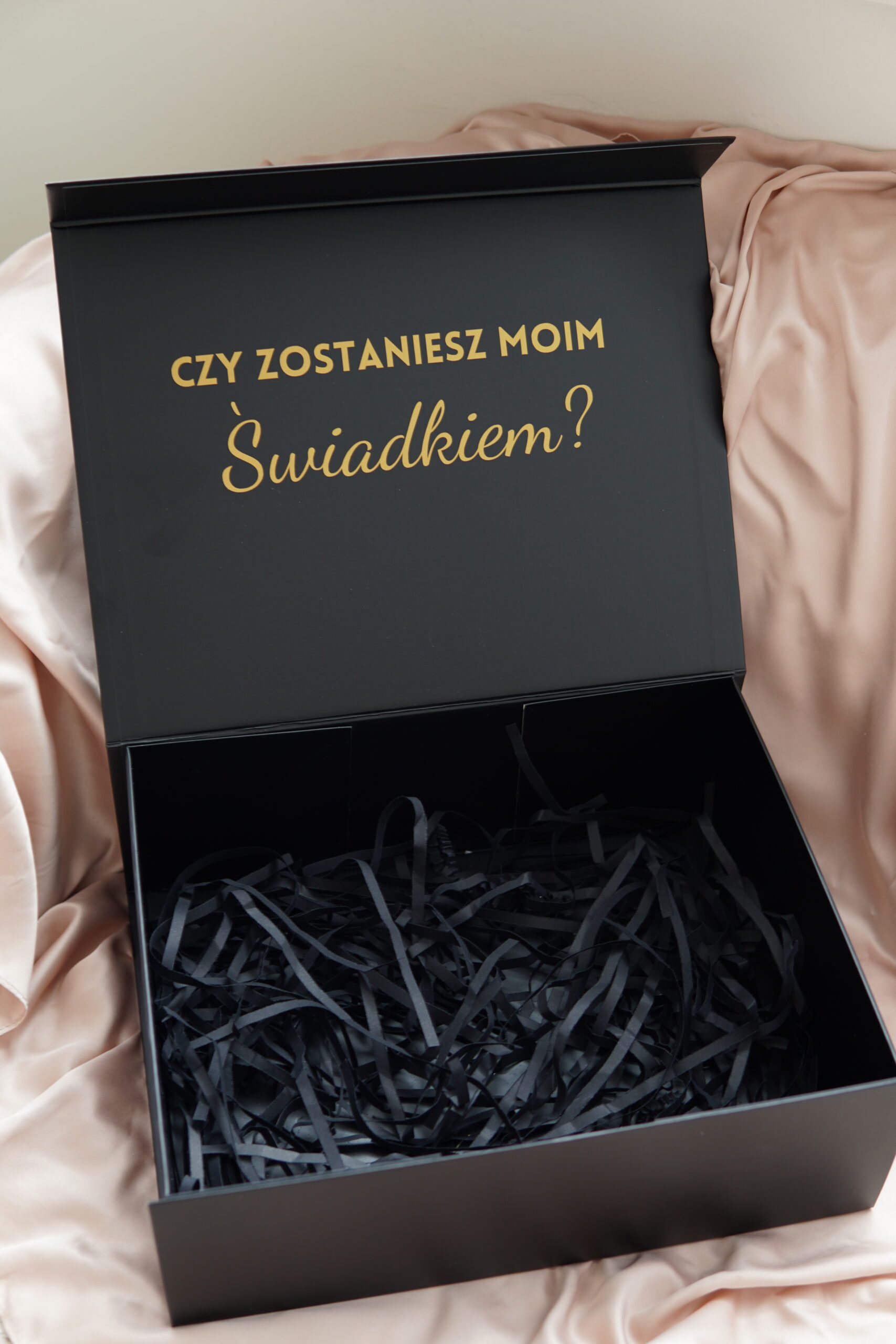 Czarny personalizowany box dla świadka z prośbą czy zostaniesz moim świadkiem