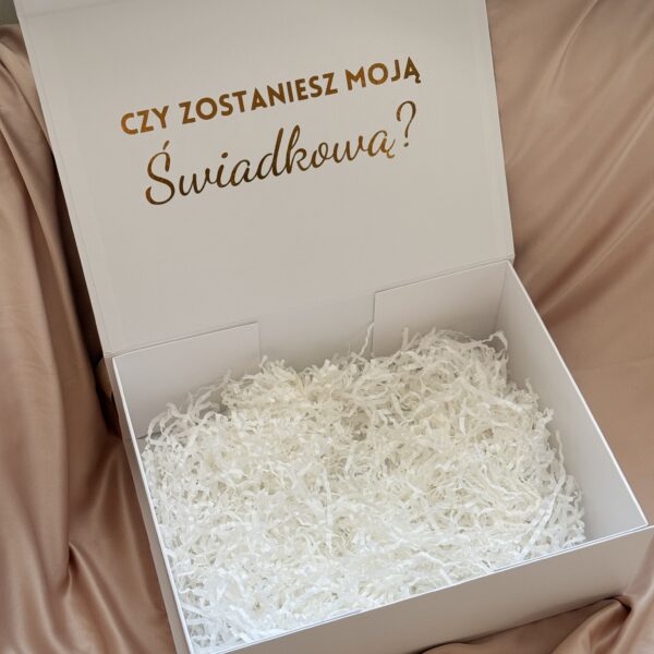 Biały elegancki box dla świadkowej z napisem czy zostaniesz moją świadkową