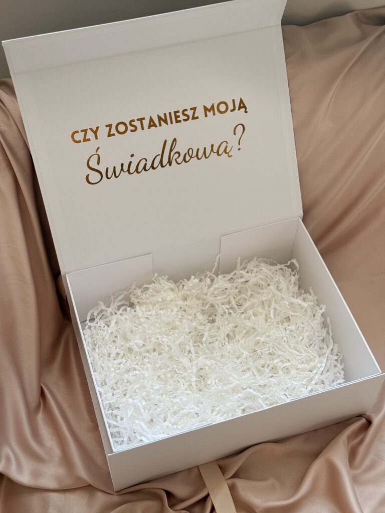 Biały elegancki box dla świadkowej z napisem czy zostaniesz moją świadkową