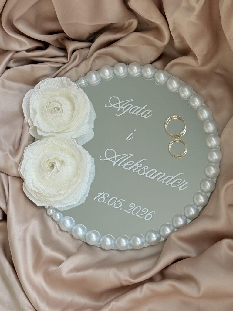 Personalizowana lustrzana taca na obrączki ślubne z perłami i kwiatami